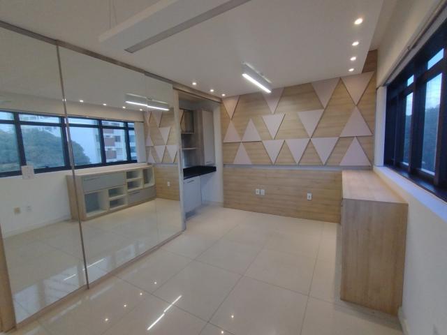 Vista ampla da sala comercial com armários planejados