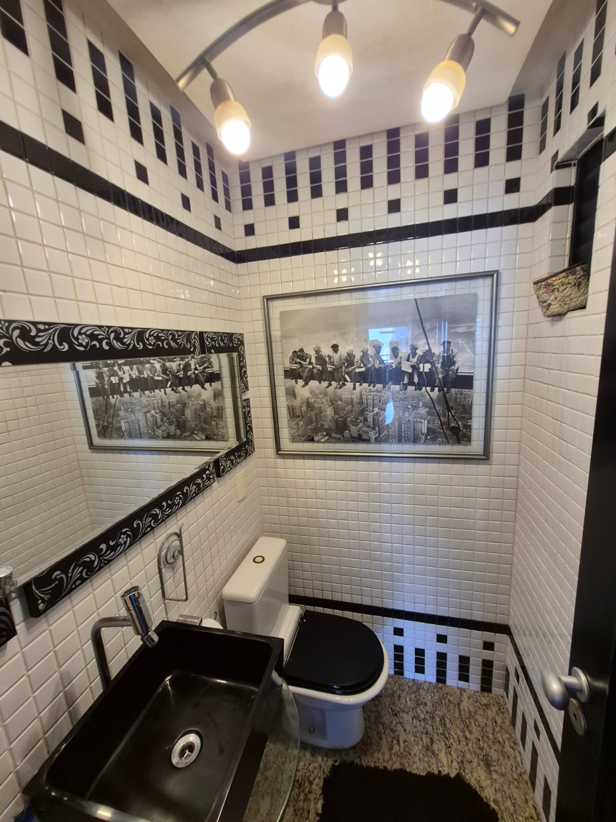 Lavabo decorado com revestimento em pastilhas