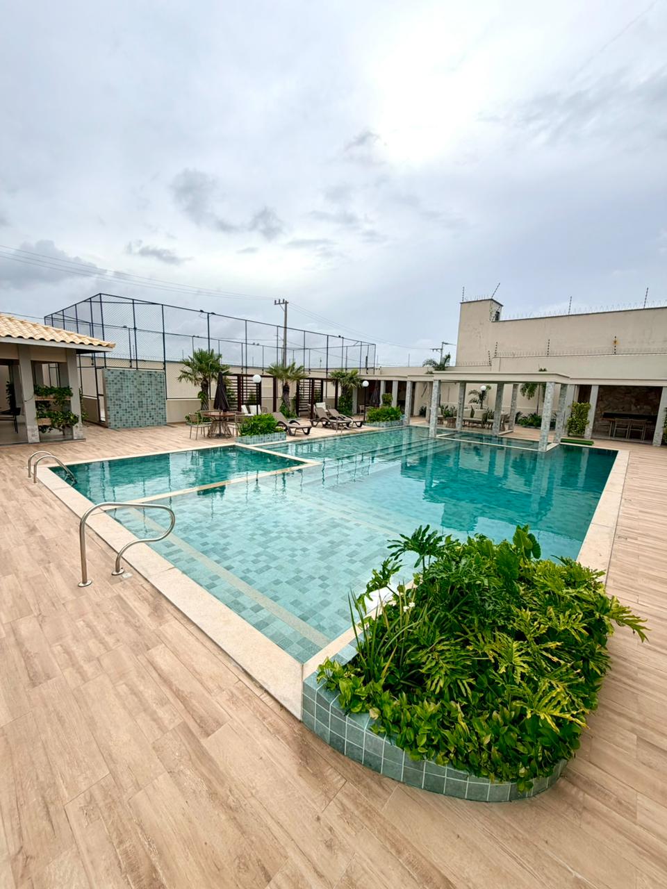 Área de lazer com piscinas adulto e infantil
