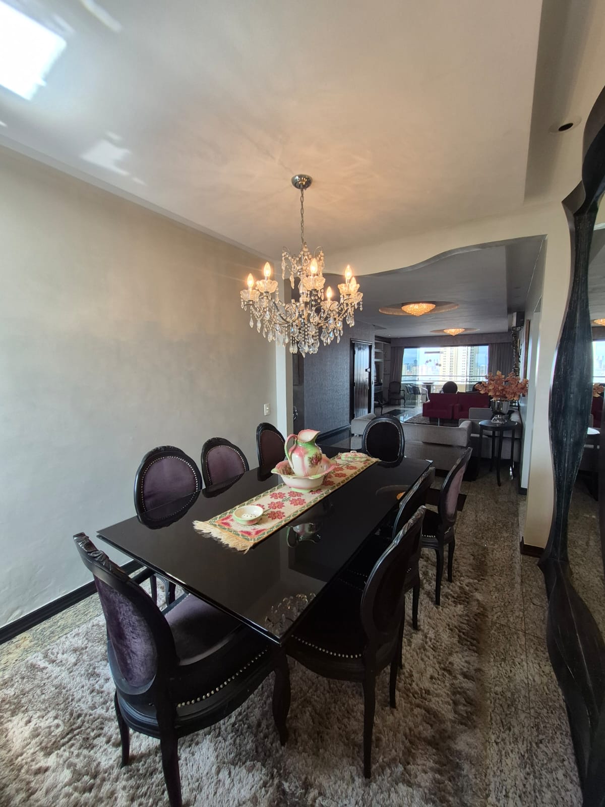 Sala de jantar com lustre de cristal