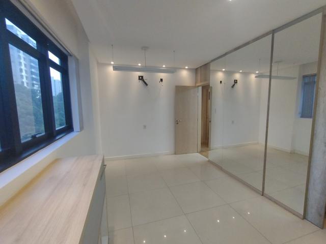 Sala comercial com piso porcelanato e iluminação embutida