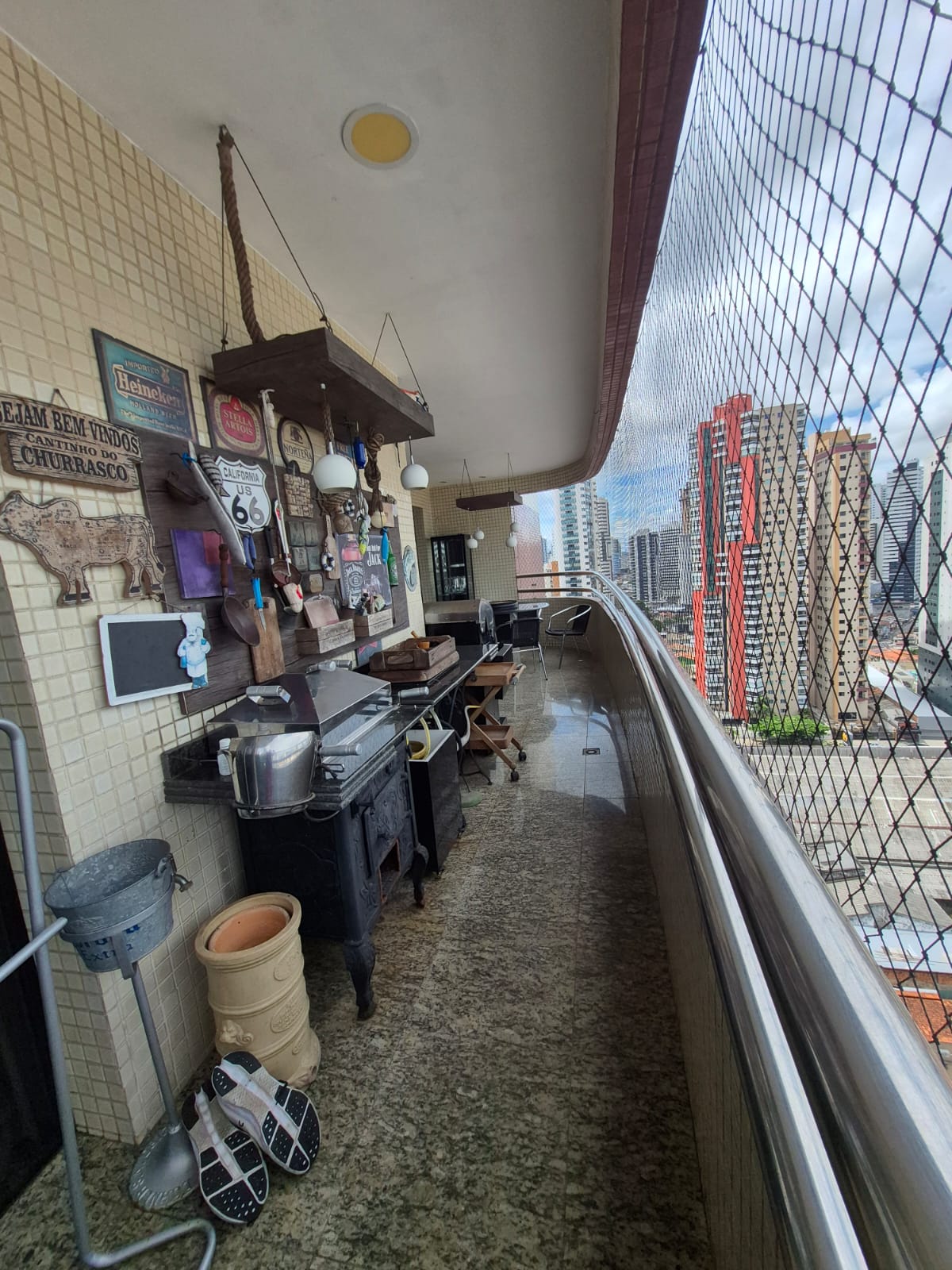 Espaço churrasqueira na sacada gourmet