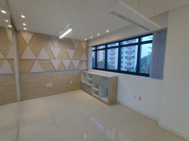 Sala com painel decorativo e vista para a cidade