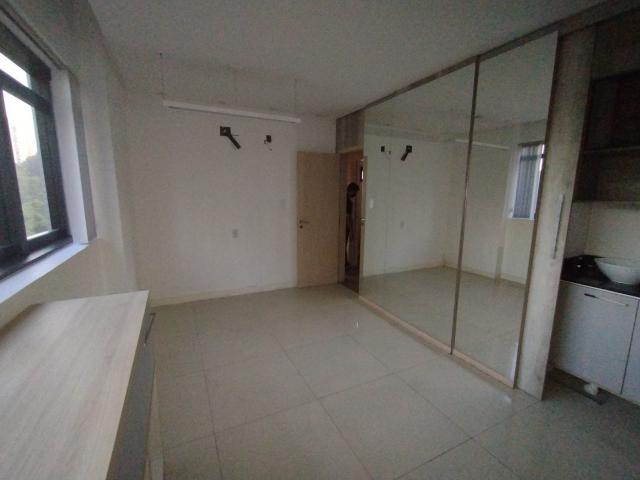 Sala com bancada e janela ampla