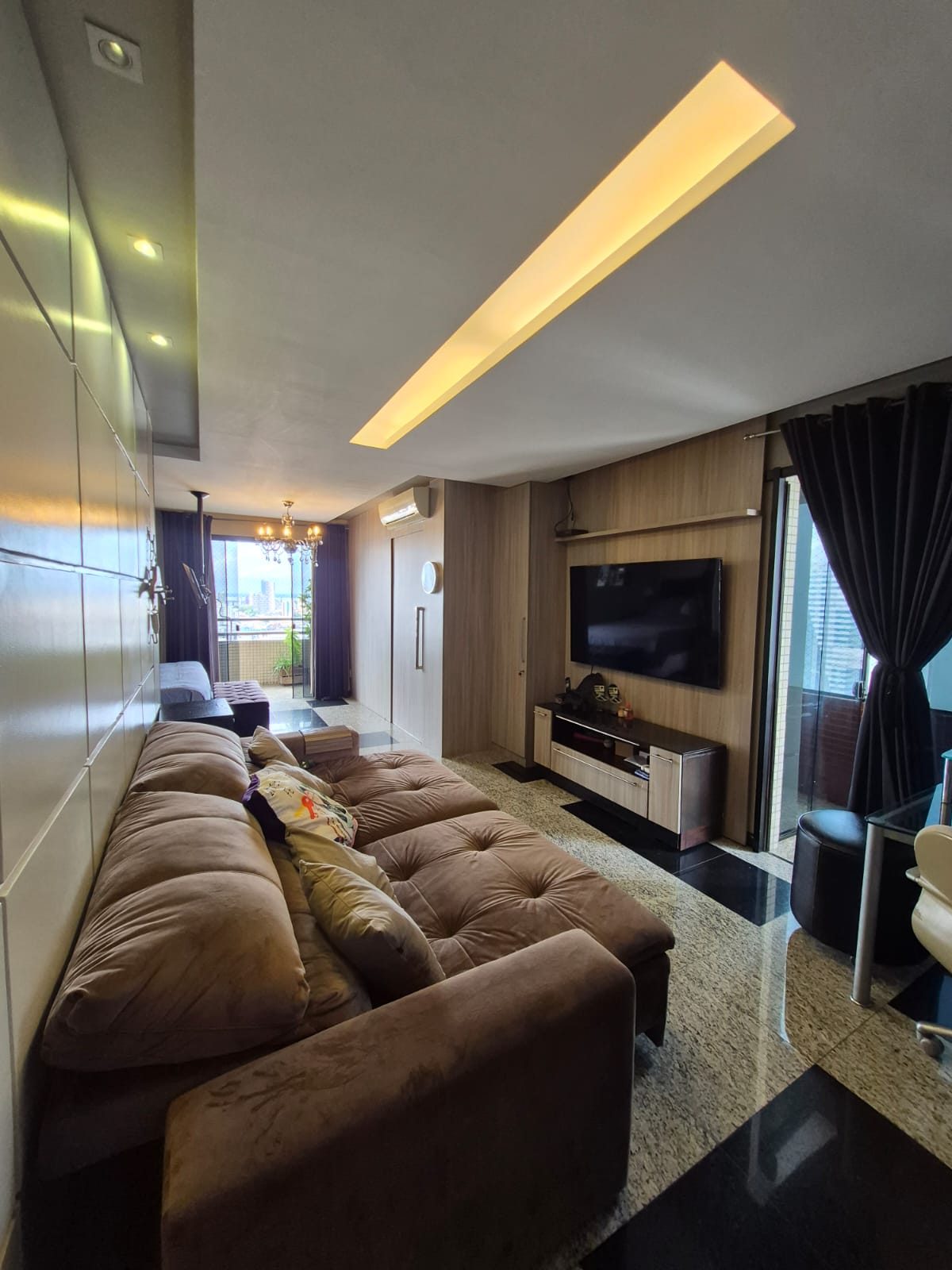 Segundo living com home theater e vista para a sacada